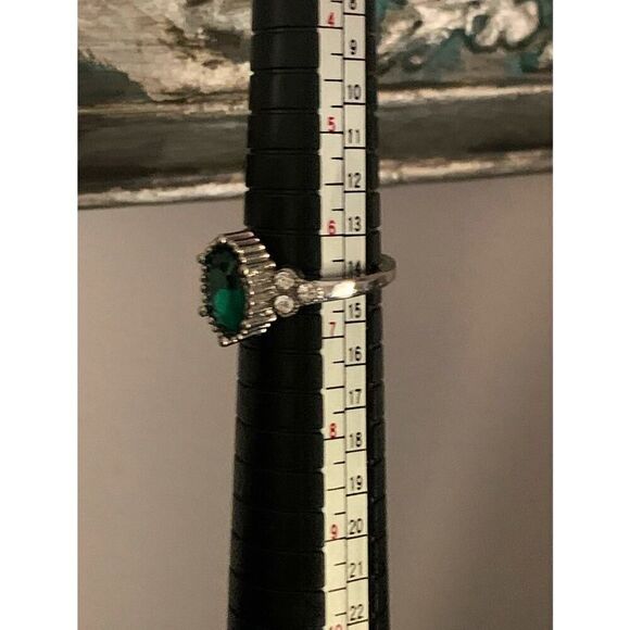 Vintage Green Emerald and clear Rhinestone ring, in Silver tone, Unmarked - Picture 4 of 4